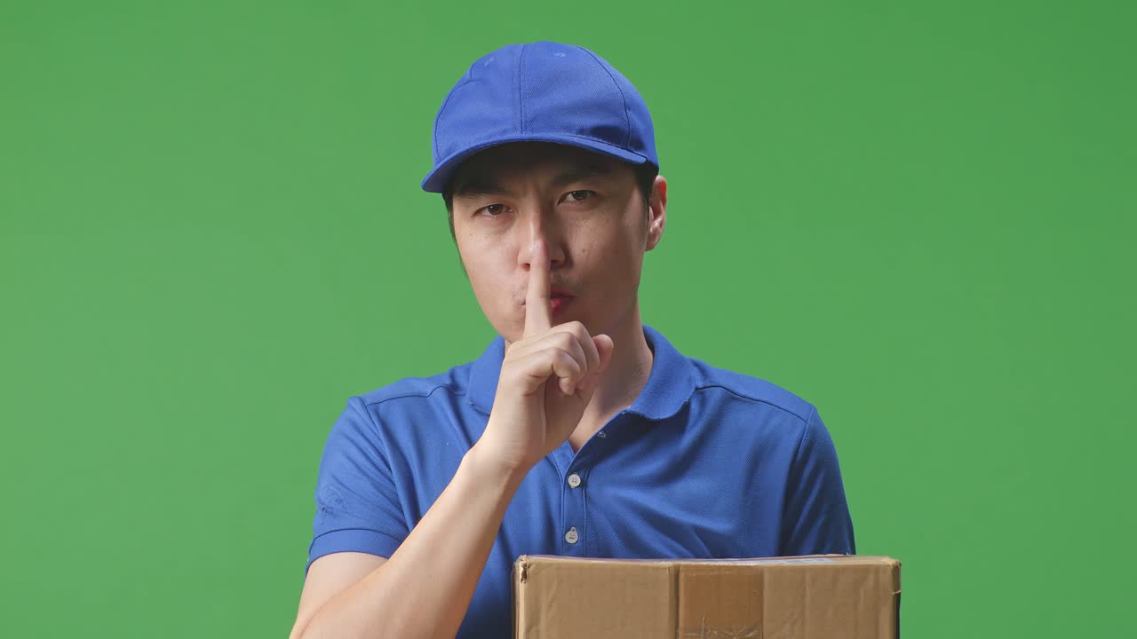 패키지를 들고 있는 배달자 - 조용히