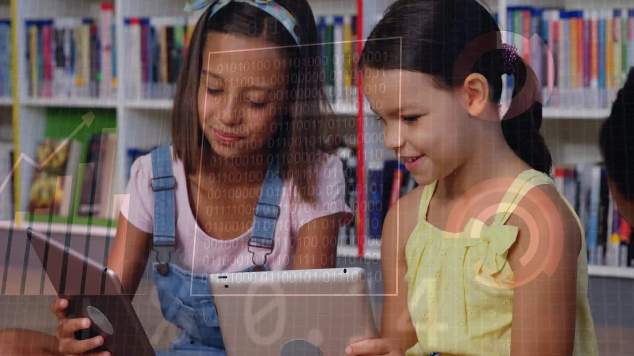 animación de código binario sobre niños que usan tabletas en la biblioteca de la escuela