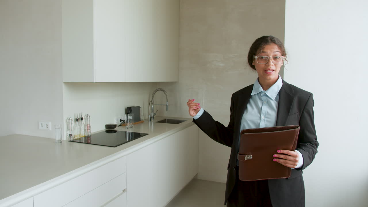 agente de bienes raíces mostrando una casa