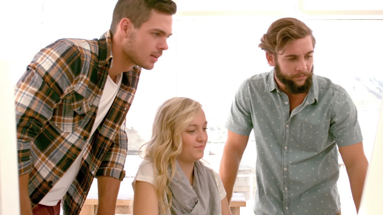 창의적인 스터 팀이 pc를 보고 있습니다.