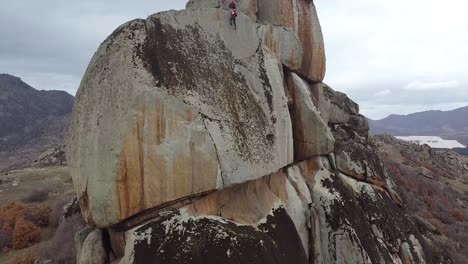 Escaladores-Colgando-De-Una-Roca-Vertical-Alta