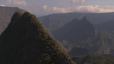 Impresionante-Paisaje-Montañoso-De-La-Isla-De-La-Reunión,-Francia,-Aéreo