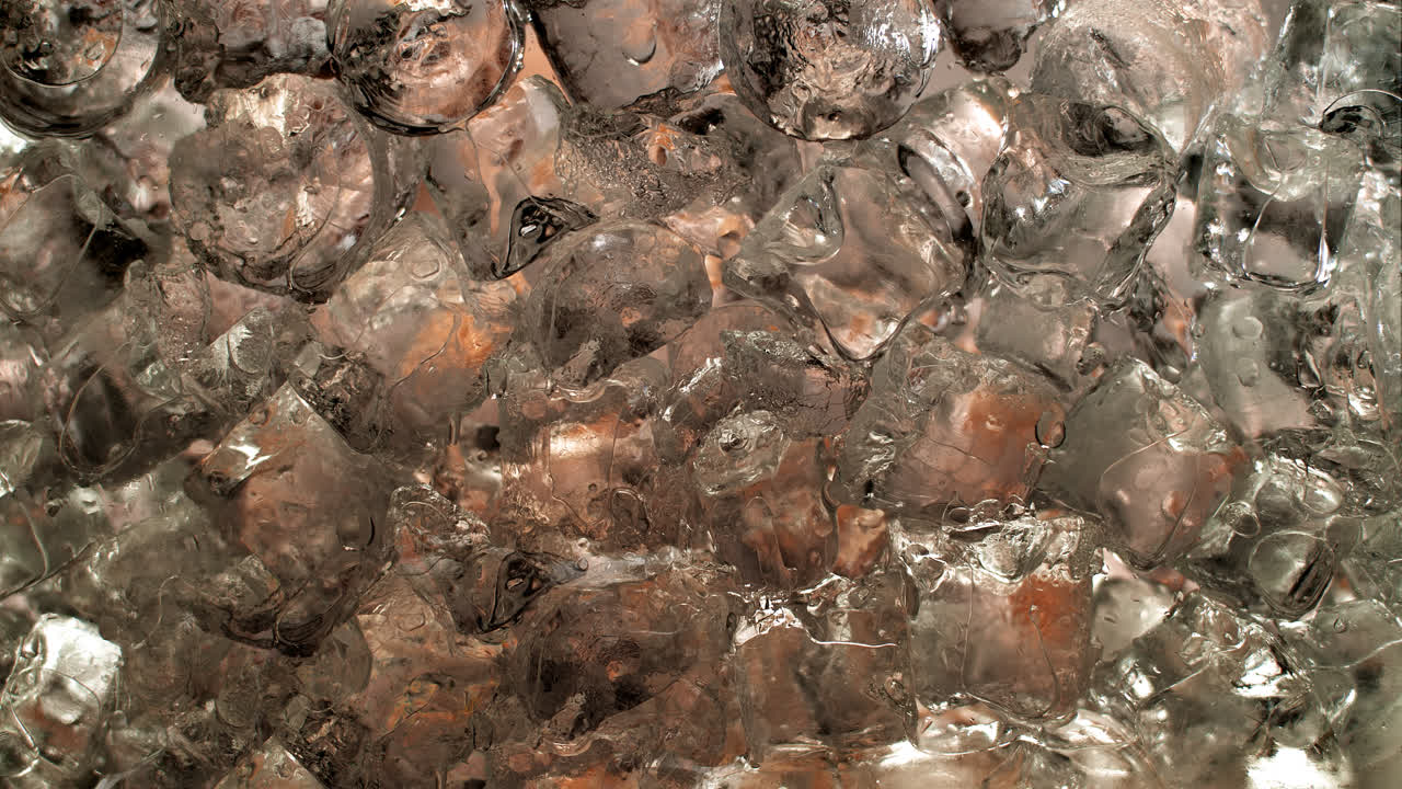 вкусная жидкость стекает в бокал для коктейля в замедленном режиме 1000+ кадров в секунду