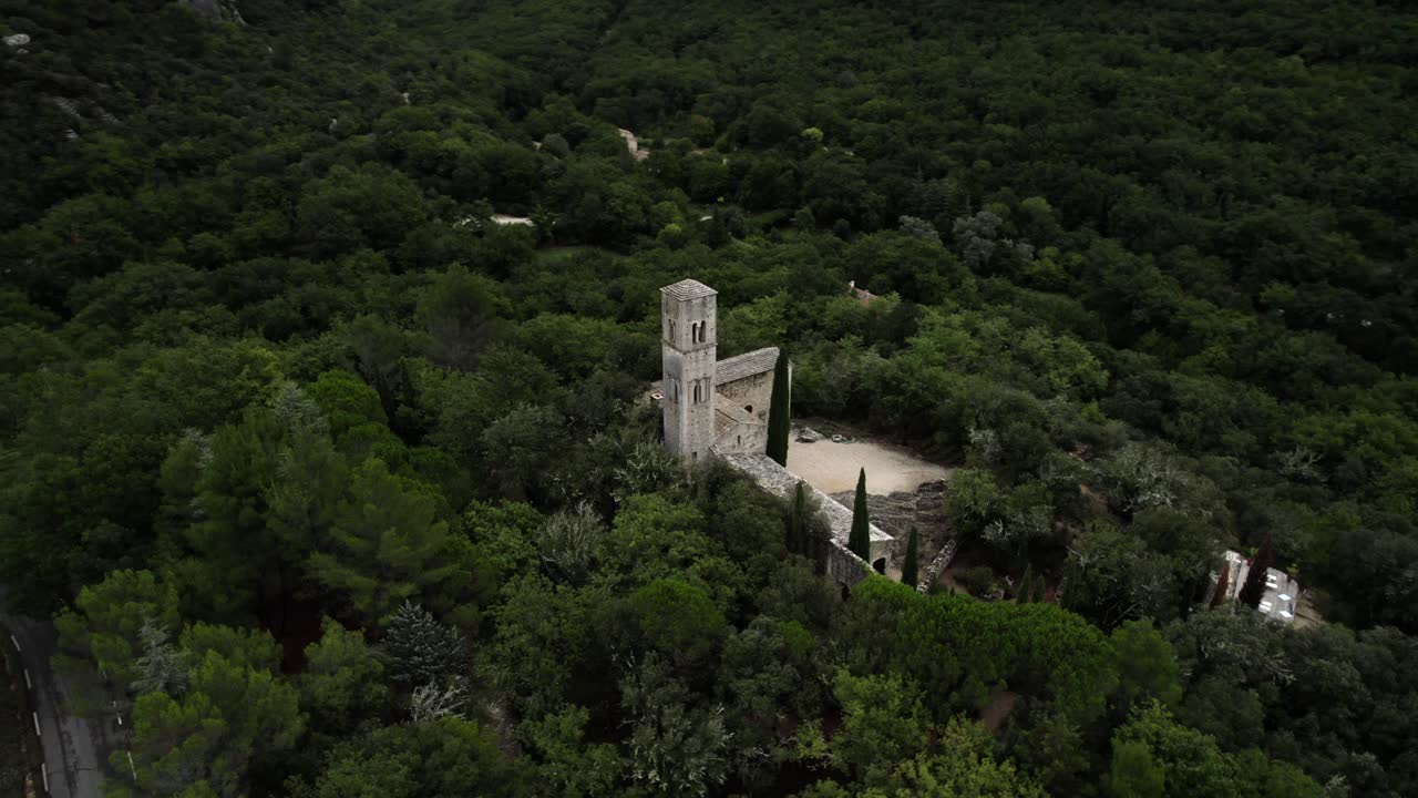 -SHOT [orbit plane or point of interest]
-DESCRIPTION [Drone video about a monastery in the valleys and mountains of Provence-Alpes-C&ocirc;te d'Azur in France near Buoux