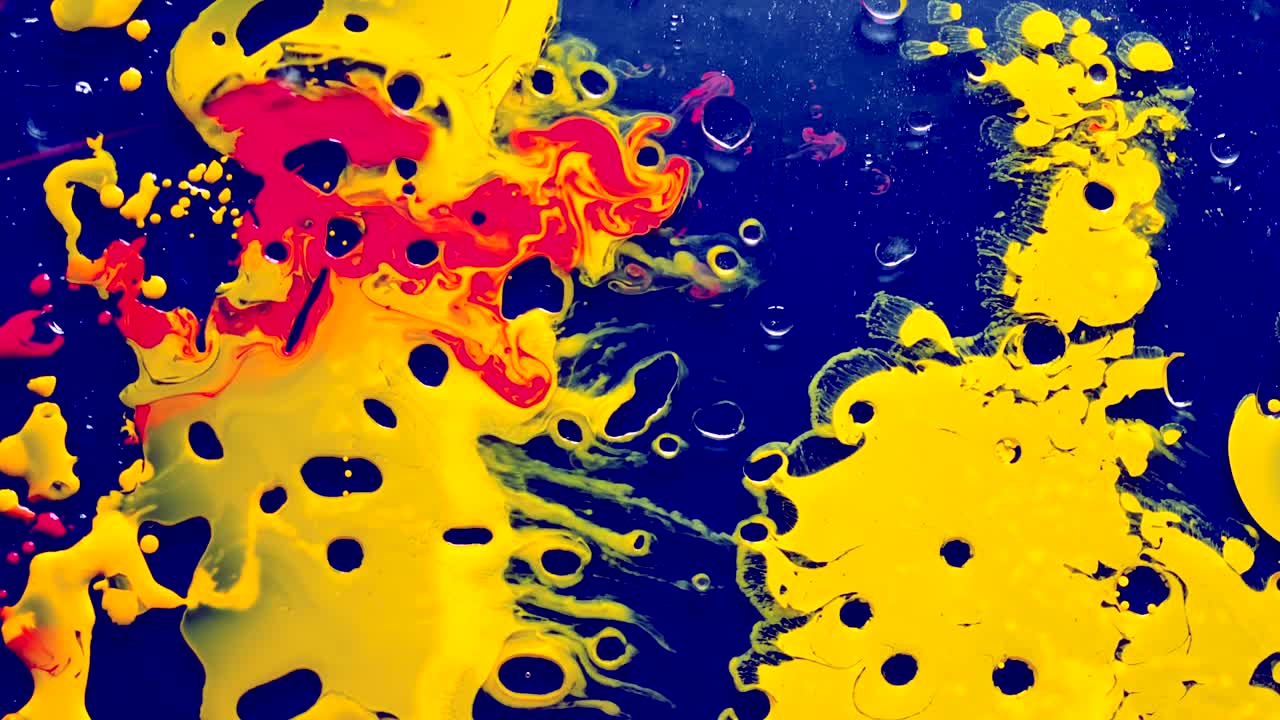 tinta de acuarela amarilla, escarlata y azul en agua aceitosa. protector de pantalla de tendencias frescas.