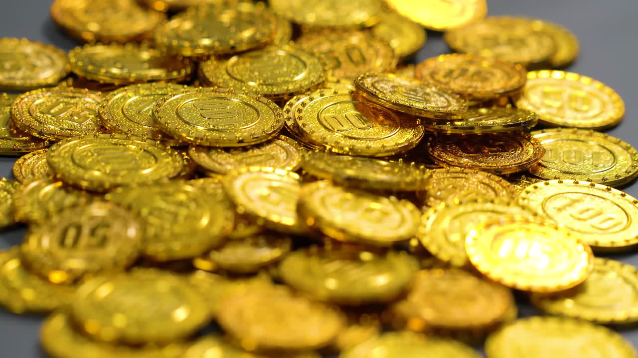 Gambar jarak dekat tumpukan koin emas berkilauan, melambangkan kekayaan, kebijaksanaan investasi, dan kesuksesan finansial, pertumbuhan tabungan, keamanan ekonomi, kelimpahan ekonomi, rencana tabungan yang terjamin di masa depan