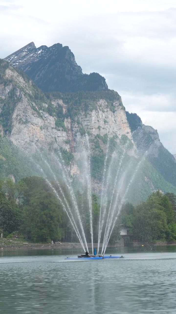 Sistema di aerazione dell'acqua in funzione su un lago, che rappresenta la gestione ambientale, l'ingegneria e il trattamento delle acque in un paesaggio naturale.