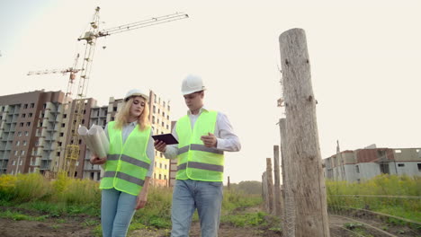 Bauleiter-Und-Ingenieur-Gehen-Mit-Tablet-Und-Drucker-Auf-Die-Baustelle-Und-Arbeiten-Dort.