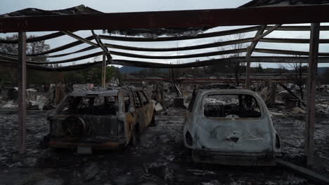 autos quemados después del incendio del valle en el condado de lake, california, 2015
