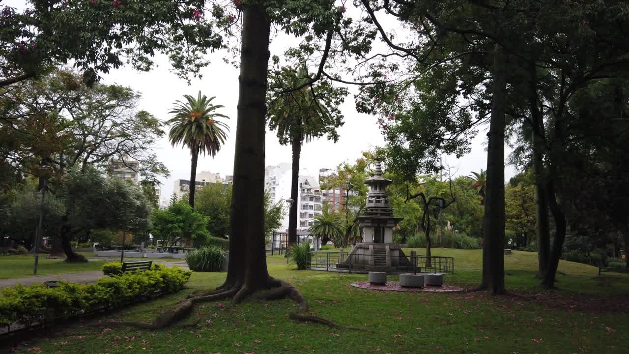 parque urbano verde con pagoda en la ciudad de buenos aires vegetación húmeda árboles de palma seda hilo paisaje público arquitectura verde edificios de la capital ciudad argentina
