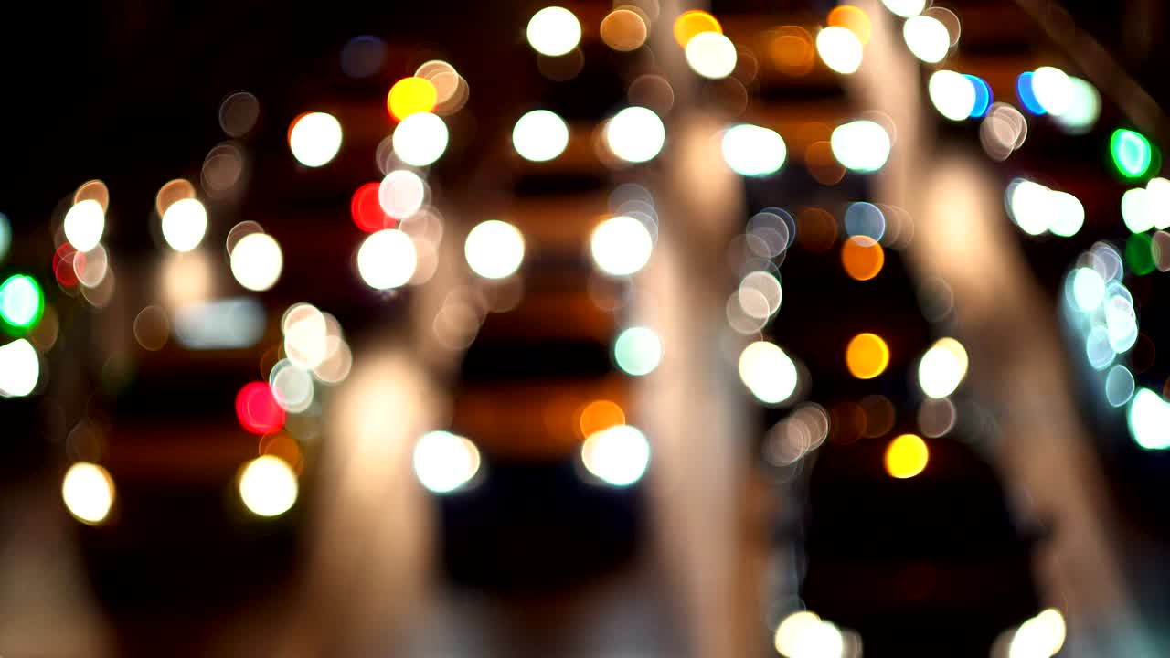 imagen de fondo desfocalizando el coche de luz por la noche.