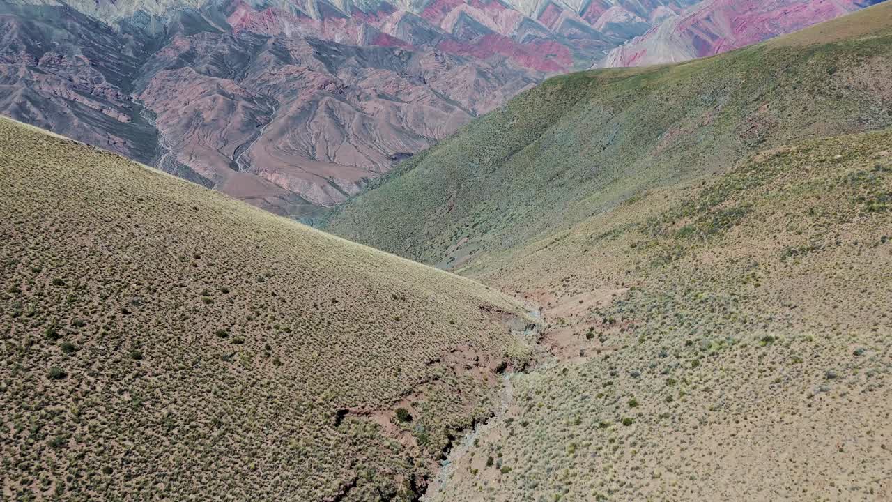 tiro de establecimiento aéreo que revela la gran ladera de la montaña en la colina de 14 colores