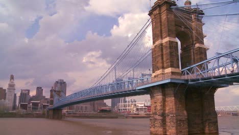 Un-Puente-Sobre-El-Río-Ohio-Conduce-A-Cincinnati-Ohio