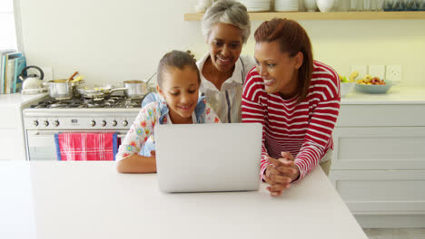 Mutter-Und-Tochter-Nutzen-Ein-Grafiktablett,-Während-Sie-Auf-Einen-4K-Laptop-Schauen