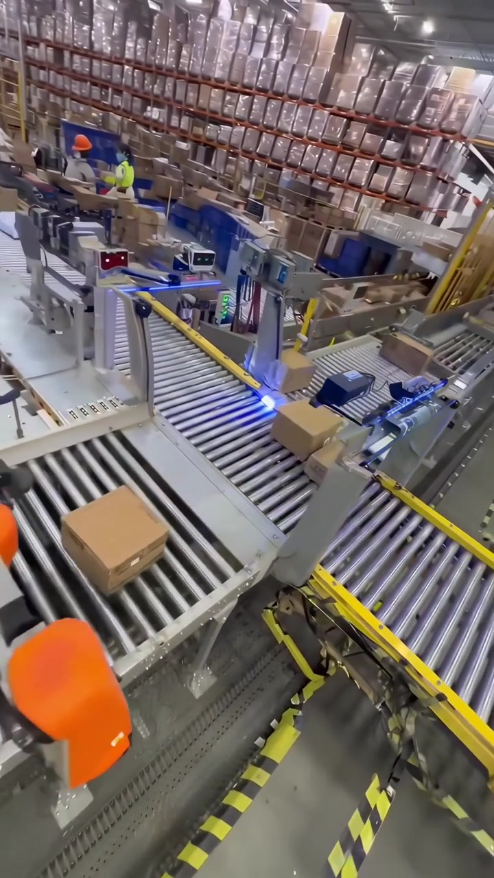 Sistema automatizado de cinta transportadora clasificando paquetes en un almacén logístico moderno