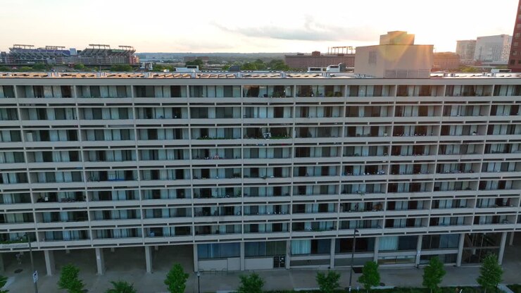 Tomada aérea externa de caminhão de um grande hotel nos EUA.