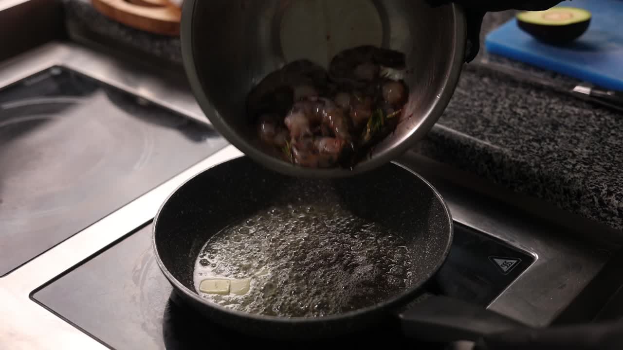 cocinar camarones en una sartén