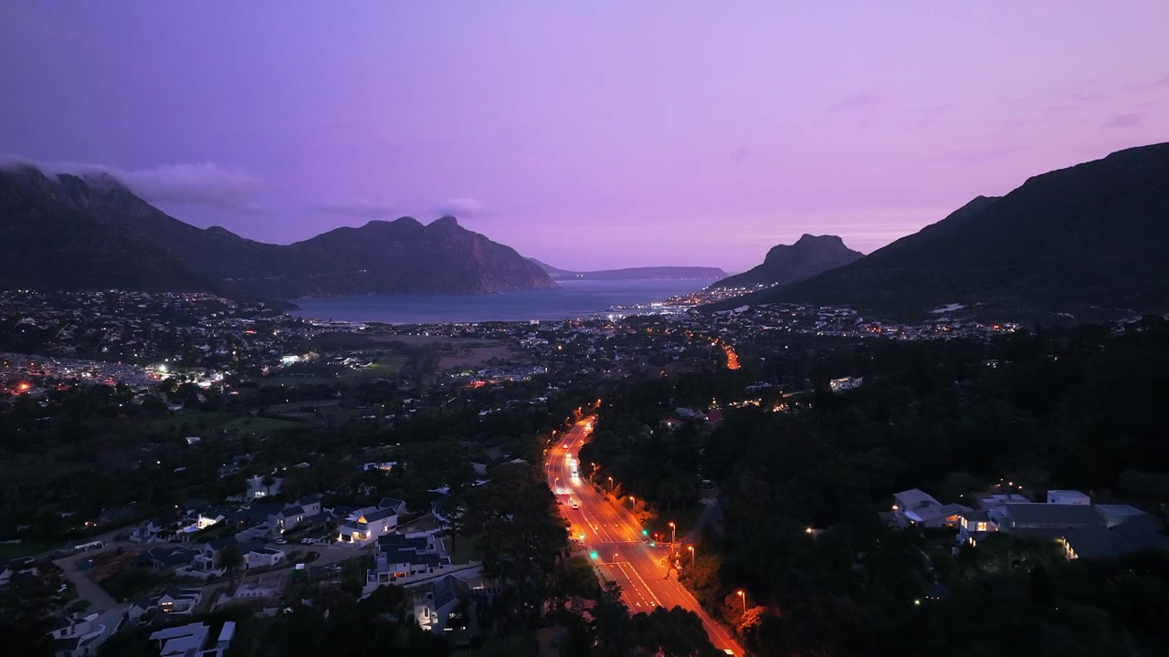 Ripresa drone all'ora blu sopra l'autostrada a Hout Bay, Sudafrica.