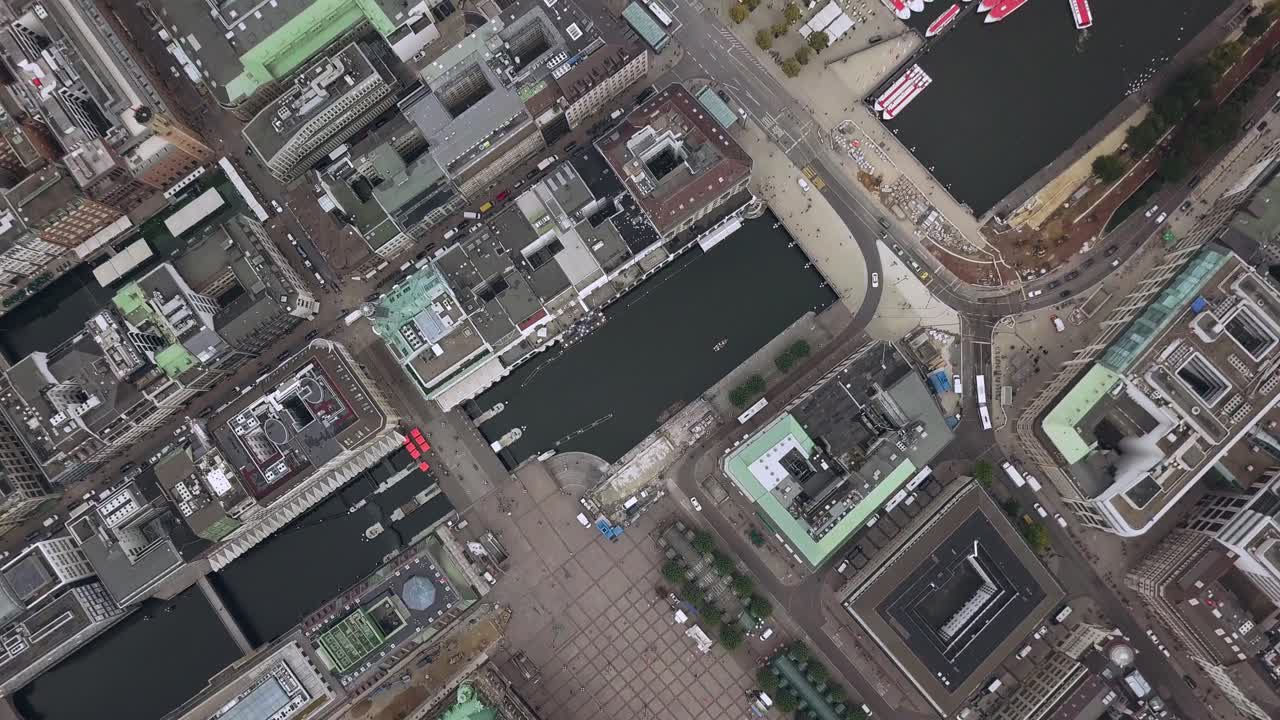 독일 함부르크 시의 집 위를 날며 아래를 내려다보며