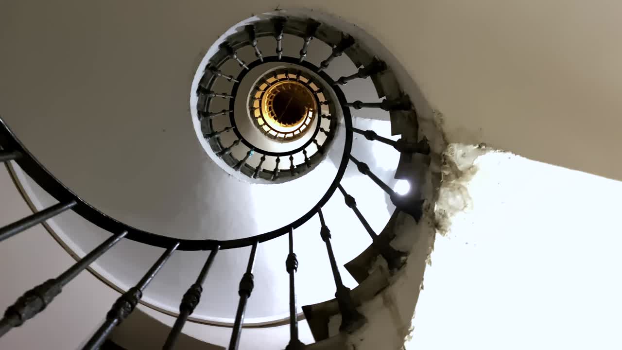 철 드레일을 가진 고대 나선형 계단을 오르면서 주관적 인 시각