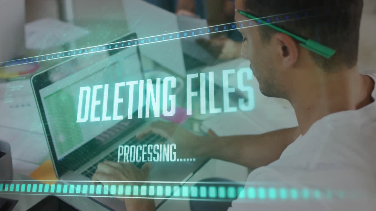 animación del procesamiento de datos en la pantalla sobre un hombre de negocios biracial que usa una computadora portátil