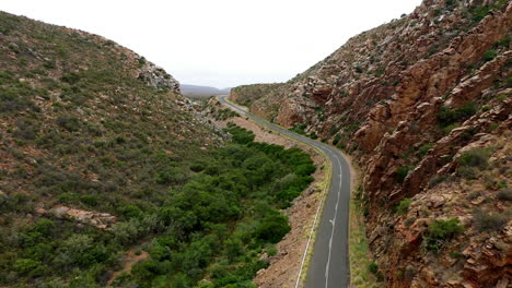 asfalto camino limpio que pasa a través de las montañas rocosas en sudáfrica aérea