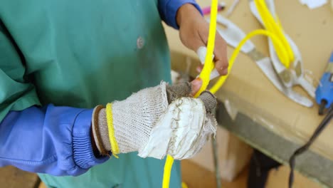 trabajador que trabaja en la industria de fabricación de cuerdas 4k