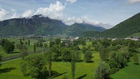 El-Ferrocarril-Panorámico-Serpentea-Junto-A-Weesen,-Combinando-Ingeniería-Y-Naturaleza.