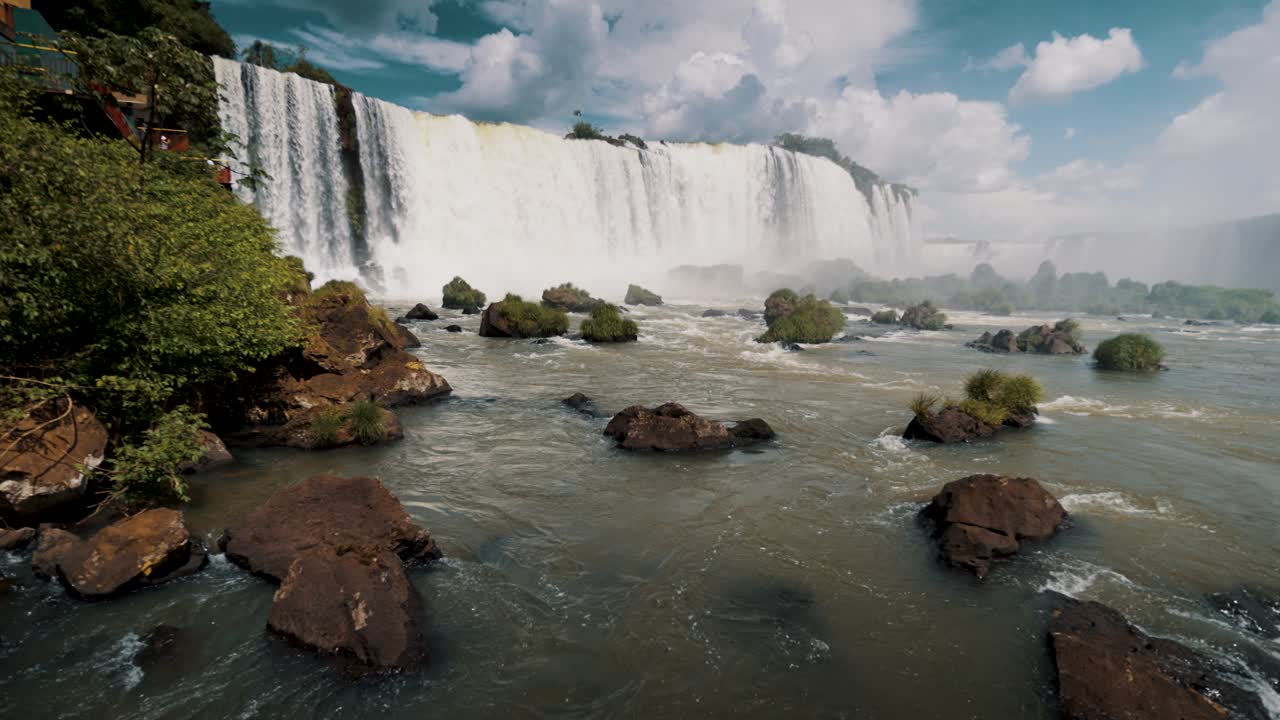 cataratas prominentes patrimonio de la humanidad de la unesco en las cataratas de iguazu, argentina - frontera entre brasil y américa del sur