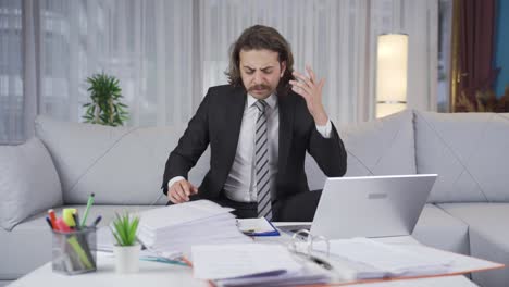 el hombre de negocios que trabajaba en la computadora portátil fracasó.