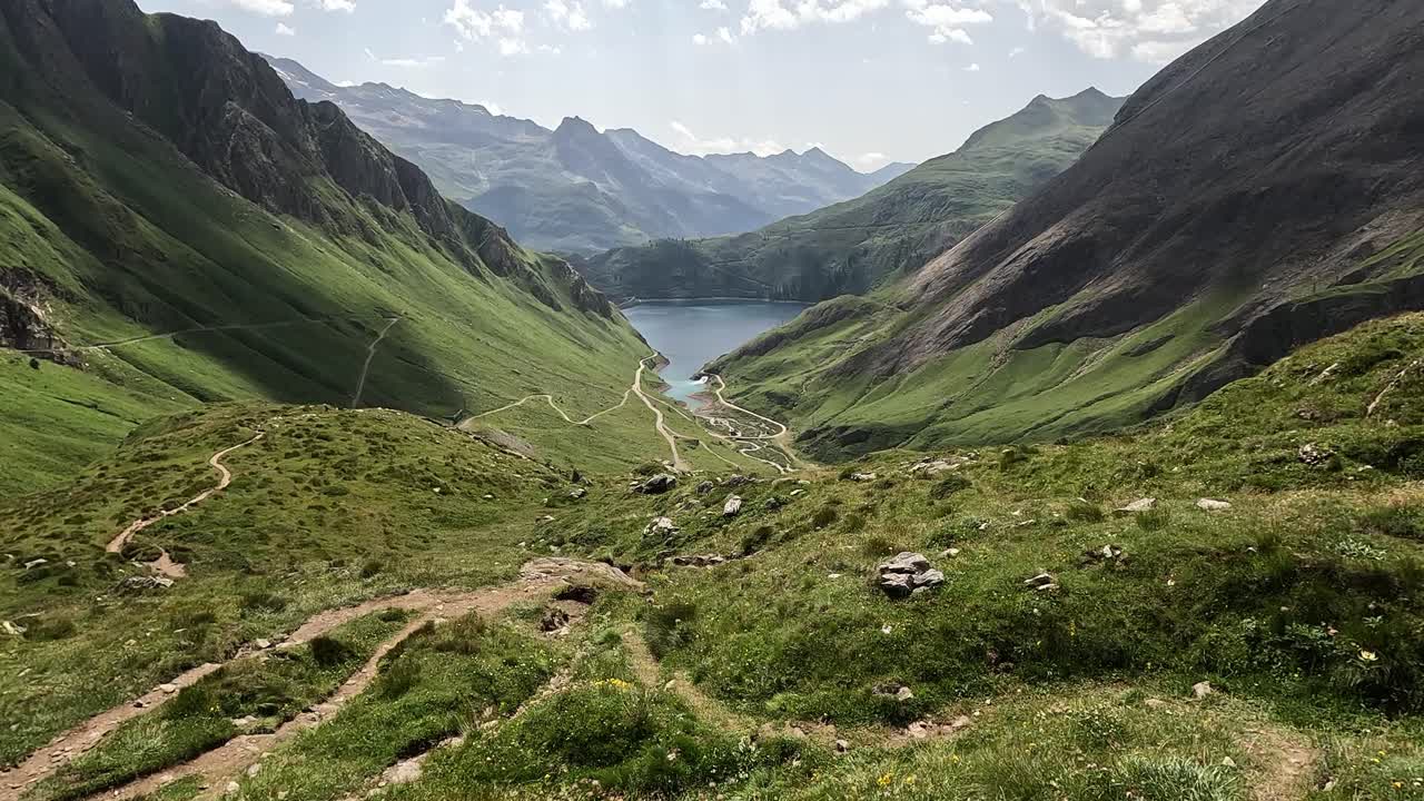 Splendida valle montana verde che mostra il Lago di Morasco e il paesaggio montano circostante.