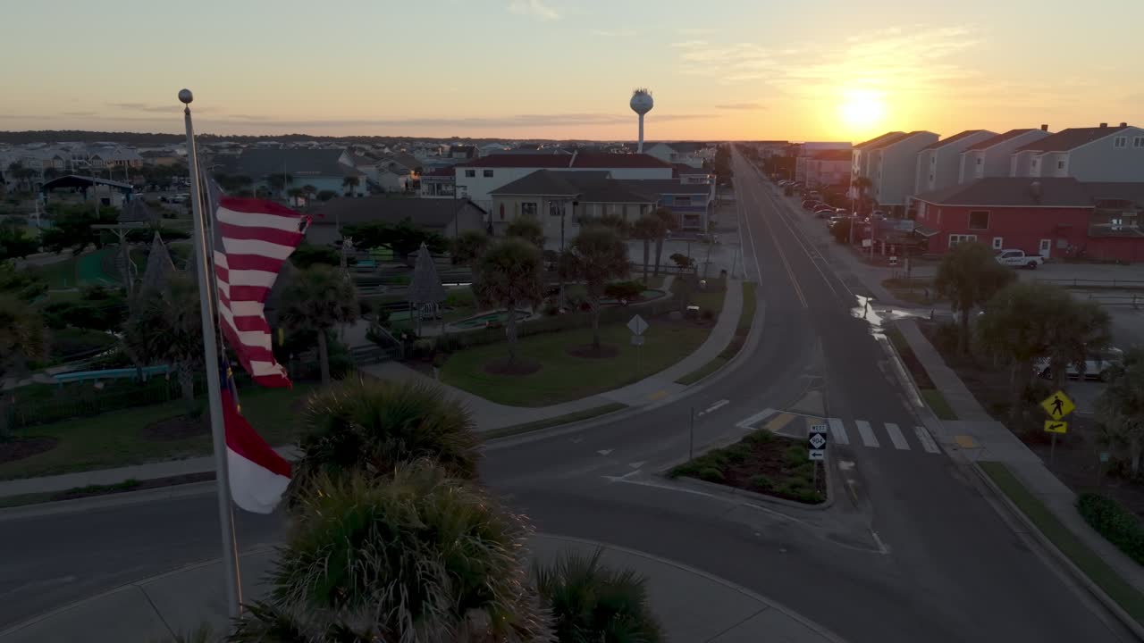 미국 국기가 펄럭이는 노스캐롤라이나주 아일 해변 위를 나는 항공 촬영