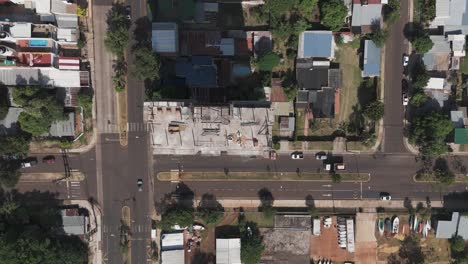 una vista de pájaro de una vibrante zona residencial, completa con casas, edificios, carreteras y tráfico bullicioso, ofreciendo una visión cautivadora de la vida de la ciudad desde arriba