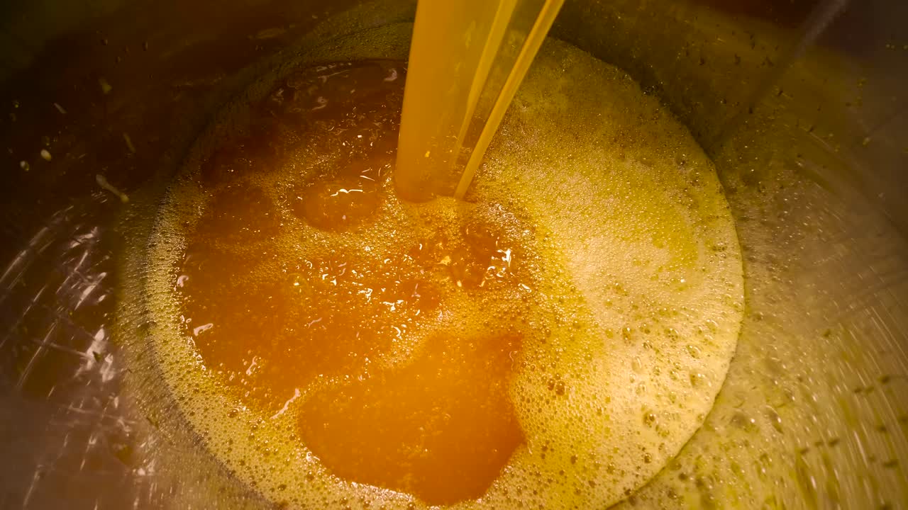 Versare il succo d'arancia