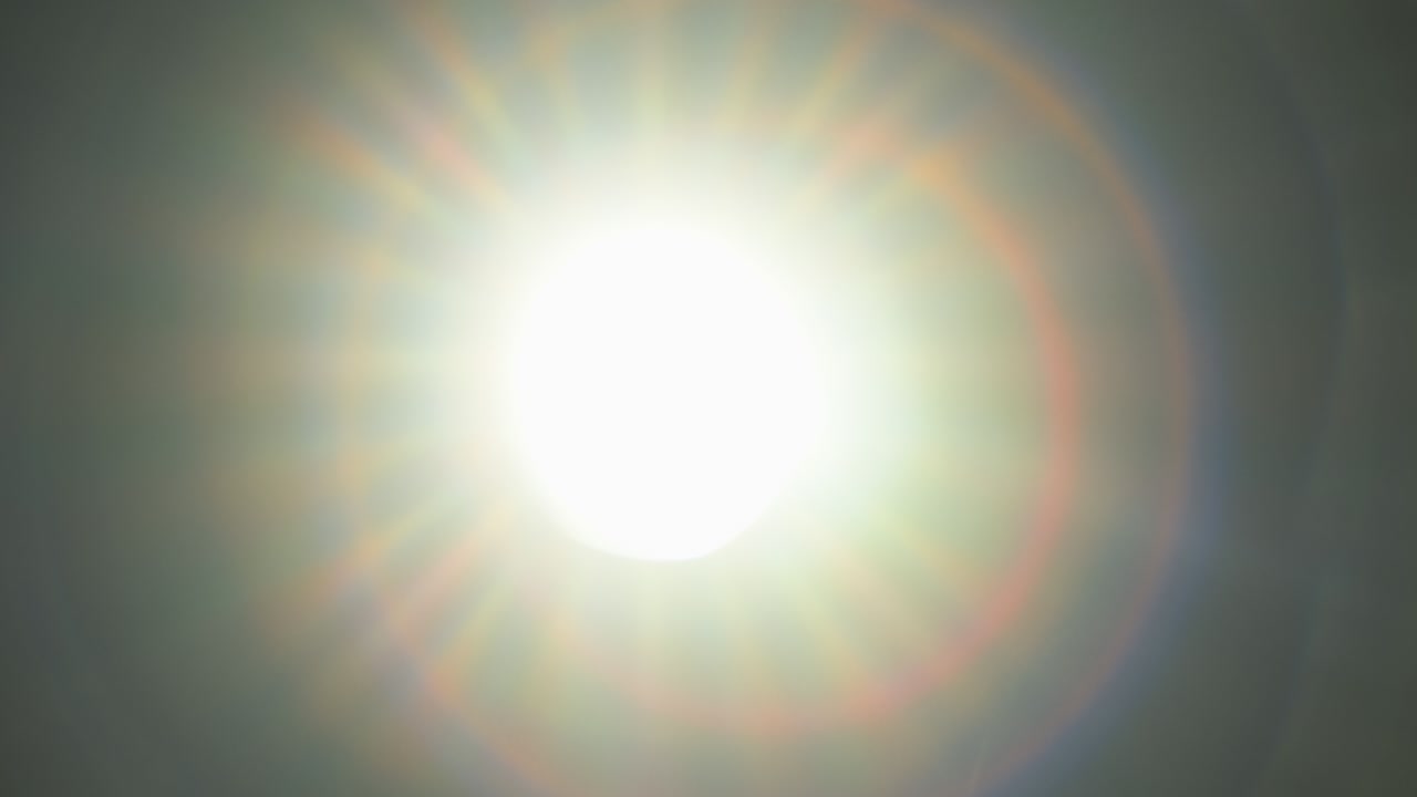 luz brillando a través de la vieja lente de la cámara, mientras que las cuchillas del diafragma se están cerrando. concepto abstracto