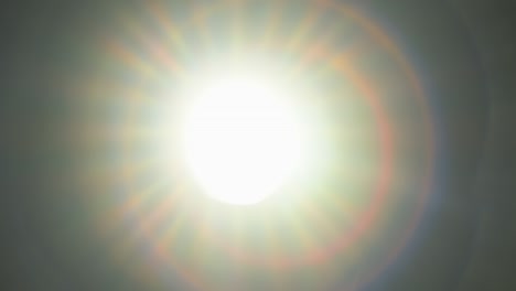 luz brillando a través de la vieja lente de la cámara, mientras que las cuchillas del diafragma se están cerrando. concepto abstracto