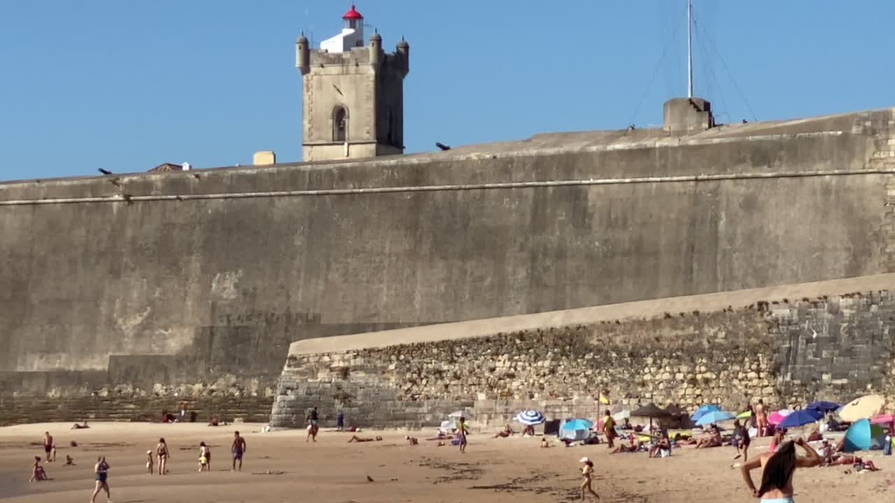 vista orbital del fuerte de sao joao en la playa de carcavelos, lisboa, portugal