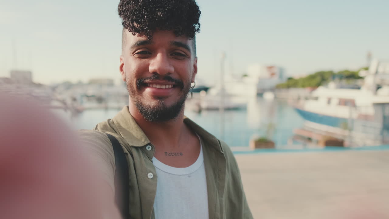 Uomo sorride davanti alle barche