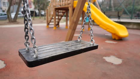 columpio vacío en un parque