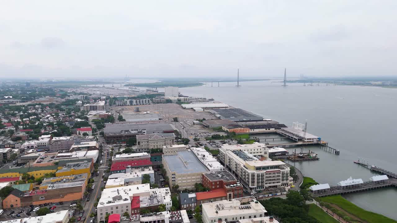 Ripresa statica con drone del centro di Charleston e del Ponte Arthur Ravenel Jr