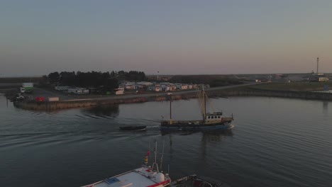 Das-Fischereischiff-Verlässt-Den-Hafen-Im-Morgengrauen,-Um-Den-Tag-Mit-Dem-Fischfang-Zu-Beginnen