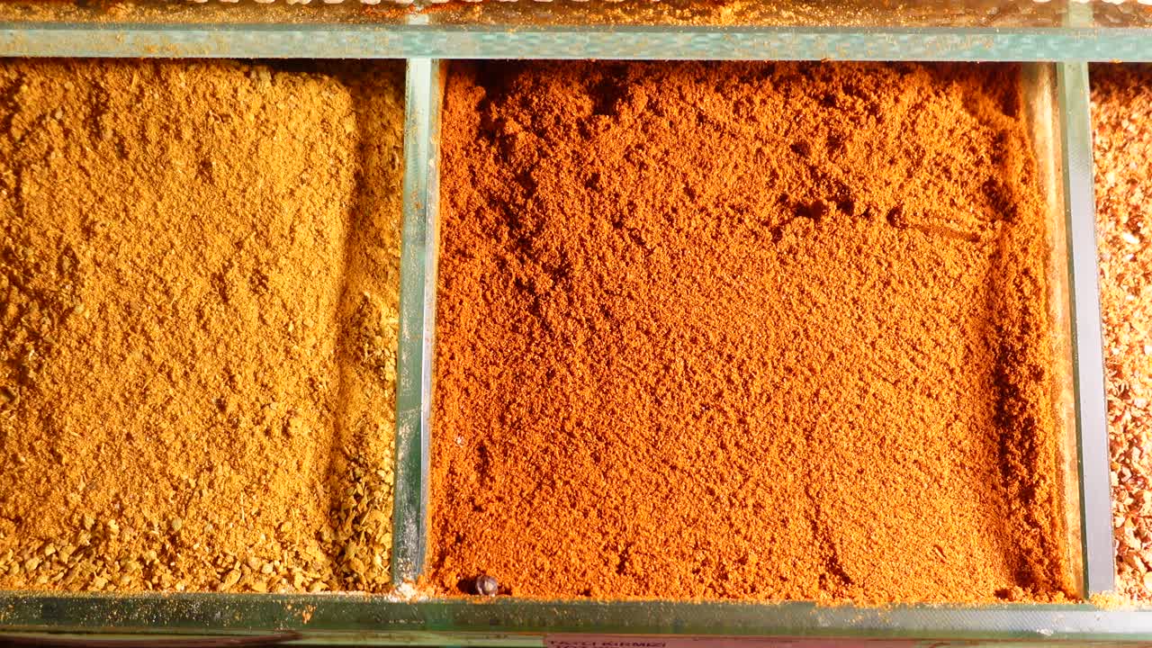 터키 시장 에서 향신료 를 전시 하는 것