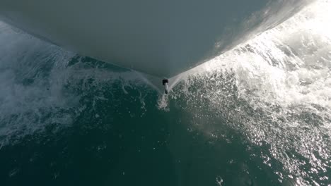 POV-Blick-Auf-Die-Bugwelle-Des-Bootes,-Die-Durch-Smaragdgrünes-Wasser-Schneidet