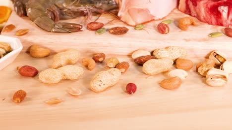 variedad de carnes, nueces y productos lácteos