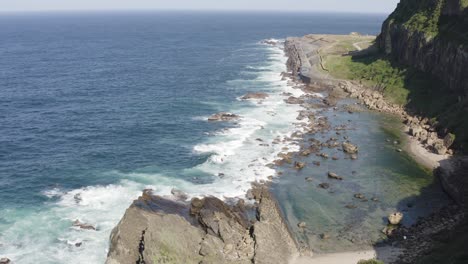 Naturaleza-Cinemática-Aérea-Olas,-Océano-Y-Formaciones-Rocosas-Keelung-Wangyou-Valle-Taiwán