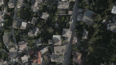 drones disparados por encima de la ciudad gjirokaster albania en un día soleado casas blancas por debajo mirando por encima de las calles registro