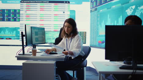 especialista empresarial que examina los indicadores clave de rendimiento dentro de la actividad de la empresa