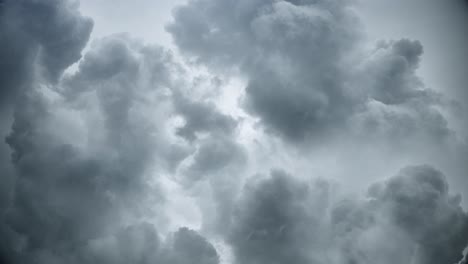 tormentas eléctricas que ocurren en nubes blancas brillantes en el cielo