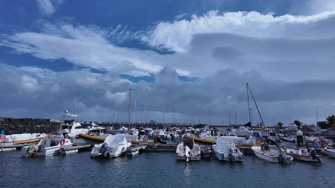 Marina piena di barche durante una forte tempesta nelle isole Azzorre.