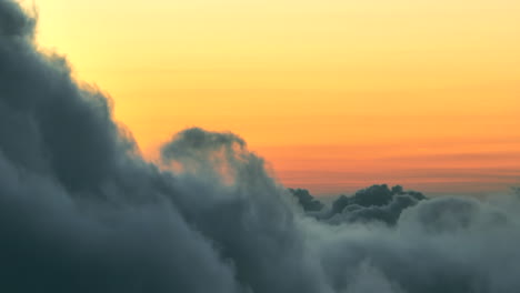 Cielo-Naranja-Colorido-Detrás-De-Nubes-Densas-Justo-Antes-Del-Amanecer,-Disparo-De-Drones-De-Paralaje